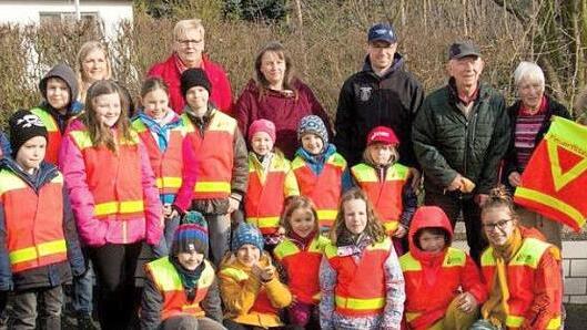 Die Kinder der Ahorner "Feuerflitzer" nahmen die für sie bestimmte Schutzkleidung von den Spendern, der Tanzsportabteilung und den Strickdamen, entgegen.  Foto: Gabi Bertram