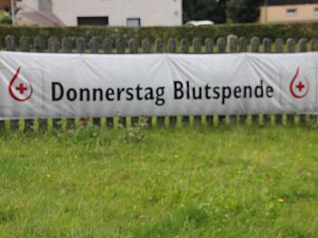 In einzelnen Gemeinden weisen derzeit Banner auf Blutspendetermine hin, wie hier in Windheim.  Foto: Veronika Schadeck