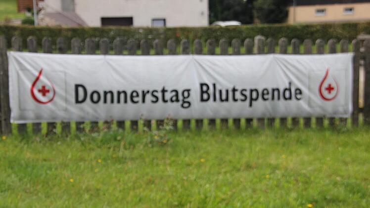 In einzelnen Gemeinden weisen derzeit Banner auf Blutspendetermine hin, wie hier in Windheim.  Foto: Veronika Schadeck
