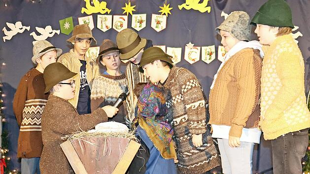 Die Sch&uuml;ler trugen das Krippenspiel vor.