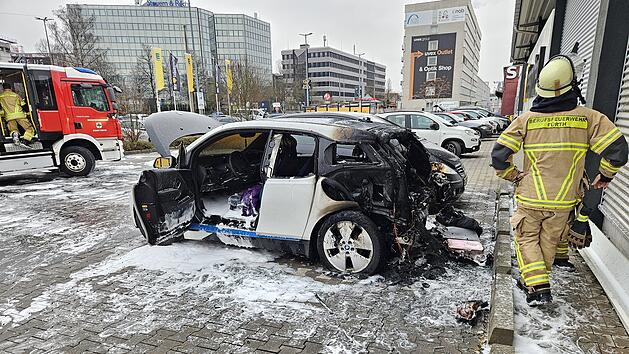 F&uuml;rth: E-Auto auf Supermarktparkplatz in Flammen