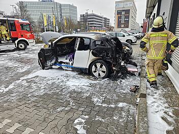 F&uuml;rth: E-Auto auf Supermarktparkplatz in Flammen