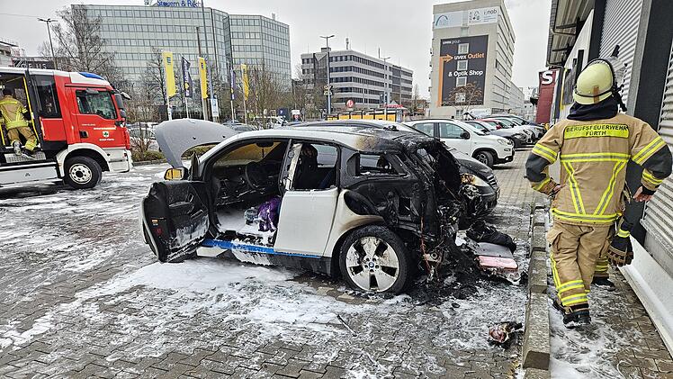 F&uuml;rth: E-Auto auf Supermarktparkplatz in Flammen