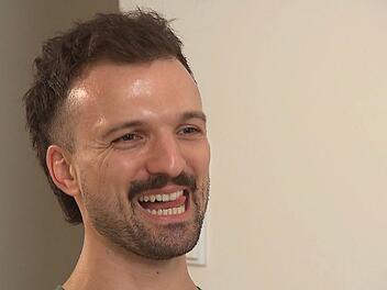 "Ich finde mich witzig": Lukas (32) ist ein Spa&szlig;vogel