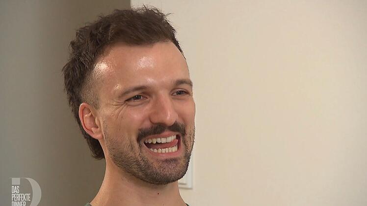 "Ich finde mich witzig": Lukas (32) ist ein Spa&szlig;vogel