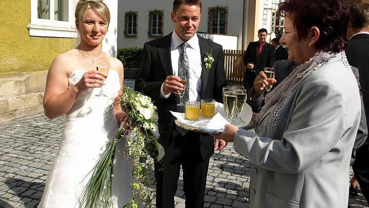 Margritta Baaser 2012 (4)Auch das gehört dazu - Margrita Baaser beim Sektempfang nach der Trauung, bei schönem Wetter natürlich im Freien. Ein Gläschen Sekt löst auch bei Carolin und Frank Burger die Anspannung.