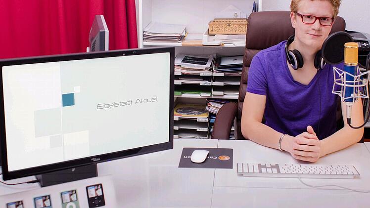 Maximilian Kuhbander im Studio von "Eibelstadt aktuell", das eigentlich sein  Zimmer im Haus der Eltern ist. Foto: Max Barbera