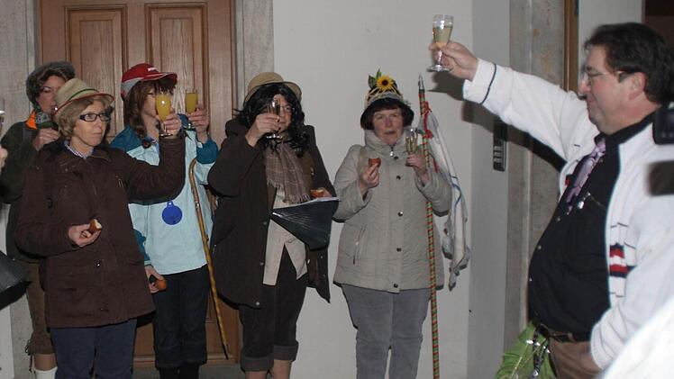 Bürgermeister Karl-Dieter Fuchs ließ den Weiberfasching hoch leben. G.Bauer