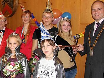 Beim Ebersdorf Rathaussturm: (vorn, von links) Kinderprinzenpaar Emily II. und Elias II, (hinten, von links) Säraspo-Präsident Gernot Schöpf, Sitzungspräsidentin Melanie Bischoff, Prinz Pascal I. und Prinzessin Jaqueline I und Bernd Reisenweber. Foto: Alexandra Kemnitzer