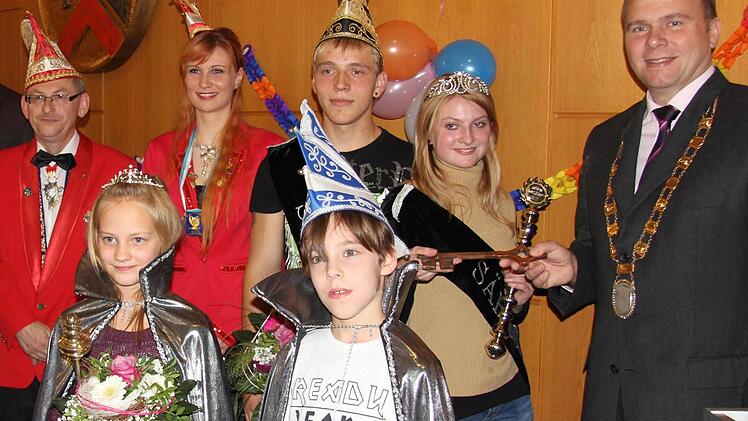Beim Ebersdorf Rathaussturm: (vorn, von links) Kinderprinzenpaar Emily II. und Elias II, (hinten, von links) Säraspo-Präsident Gernot Schöpf, Sitzungspräsidentin Melanie Bischoff, Prinz Pascal I. und Prinzessin Jaqueline I und Bernd Reisenweber. Foto: Alexandra Kemnitzer
