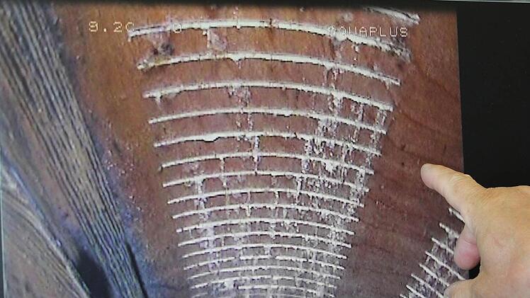 Auf dem Video der Kamera-Befahrung sind die zugesetzten Schlitze des Holzrohres - hier in 54,5 Metern Tiefe - deutlich zu sehen.