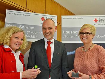 Foto: FriedrichKlein und handlich: das neue Notruf- und Ortungssystem für jedermann. Beim BRK-Kreisverband Rhön-Grabfeld in Bad Neustadt ist es zu haben. Petra Weber, Leiterin der Sozialarbeit beim BRK Rhön-Grabfeld und die neue Mitarbeiterin Nicole Herbart stellten das Gerät Kreisgeschäftsführer Hubert Kießner in Bad Neustadt vor.