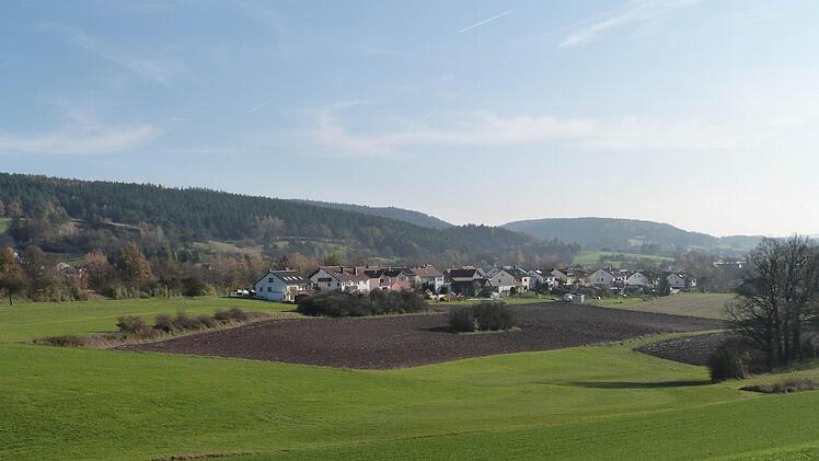 Am Nordrand von Forstlahm sollen neue Wohnhäuser gebaut werden. Die Abbiegespur auf die B 85 an dieser Stelle wird ausgebaut. Foto: Archiv/Werner Reißaus
