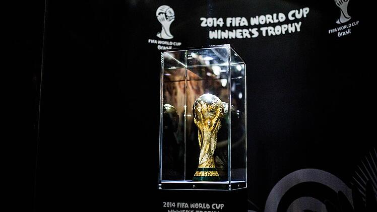 Der WM-Pokal wird in einer Vitrine transportiert.  Foto: DFB/Getty Images