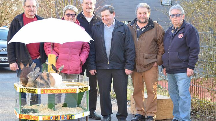 Vorstandsmitglieder des KTZV Weitramsdorf mit der "Villa Kunterbunt", einem Kaninchenhaus, das der Verein immer wieder als Attraktion für Kinder bei Festen oder Ausstellungen aufstellt.