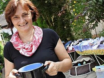 Karin Murmann, stellvertretende Vorsitzende des ausrichtenden Gartenbauvereins, hat selbst ein Schnäppchen erstanden.  Foto: Gerda Völk