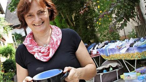 Karin Murmann, stellvertretende Vorsitzende des ausrichtenden Gartenbauvereins, hat selbst ein Schnäppchen erstanden.  Foto: Gerda Völk