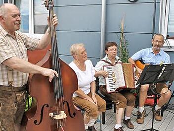 An seinem Kontrabass machte Waldenfels-K&uuml;chenchef Manfred Gros Rh&ouml;ner Stubenmusik.  Foto: Seniorenhaus Thulbatal
