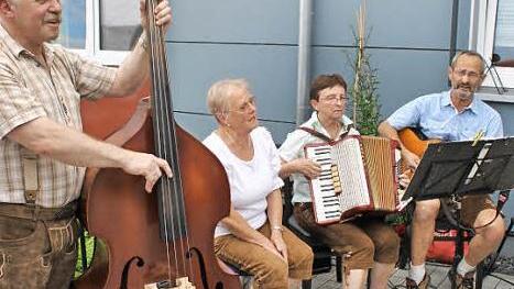 An seinem Kontrabass machte Waldenfels-K&uuml;chenchef Manfred Gros Rh&ouml;ner Stubenmusik.  Foto: Seniorenhaus Thulbatal