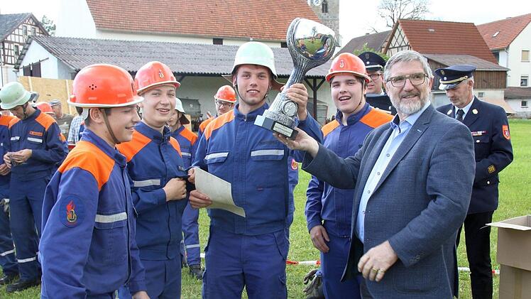 Die Siegermannschaft aus den Jugendfeuerwehren Froschgrund/Meilschnitz erhielt den großen Pokal von Landrat Michael Busch überreicht. Von links: Niklas Klaus, Mark Langbein, Nick Eichhorn-Ciopala und Sinan Turhan. Foto: Michael Stelzner