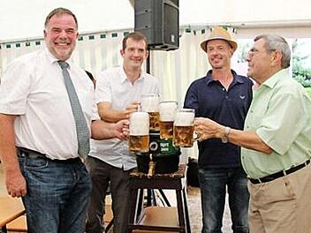 Ein Prosit der Gemütlichkeit mit Karl-Heinz Hertlein, Stefan Süß, Georg Mayer und Ehrenvorsitzendem Georg Seitz (v. l.) Foto: Richard Sänger