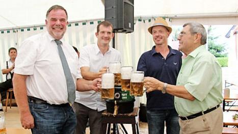 Ein Prosit der Gemütlichkeit mit Karl-Heinz Hertlein, Stefan Süß, Georg Mayer und Ehrenvorsitzendem Georg Seitz (v. l.) Foto: Richard Sänger