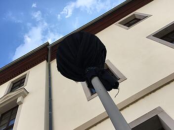 Bis sie abgeschaltet ist,  muss diese Laterne verhüllt werden, damit die Studenten  an  Lichteffekten arbeiten können.Foto: Anette Schreiber