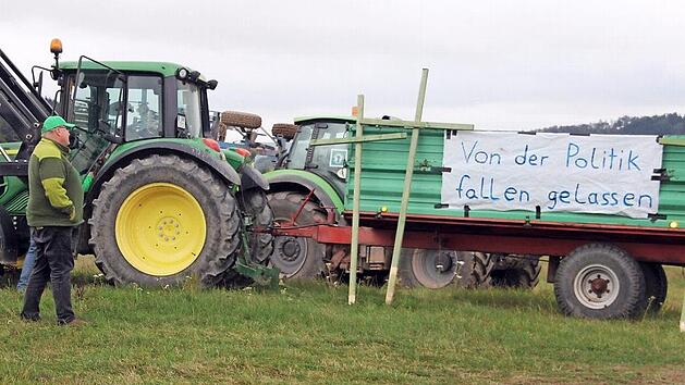 Unter anderem als Mahnmal für das, was ihnen alles aufgebürdet wird, sehen die Kronacher Landwirte die grünen Kreuze, die sie in den kommenden Tagen an verschiedenen Stellen im Landkreis aufstellen wollen. Das erste steht seit Donnerstag in Gundelsdorf.  Foto: Veronika Schadeck