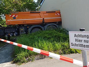Rückwärts rollte der fahrerlose LKW gegen die Lagerhalle der Lebenshilfe und durchbrach die Wand. Foto: Ekkehard Roepert