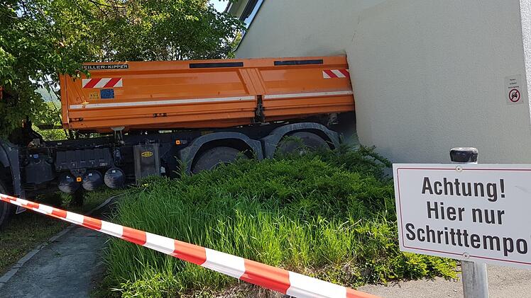 Rückwärts rollte der fahrerlose LKW gegen die Lagerhalle der Lebenshilfe und durchbrach die Wand. Foto: Ekkehard Roepert