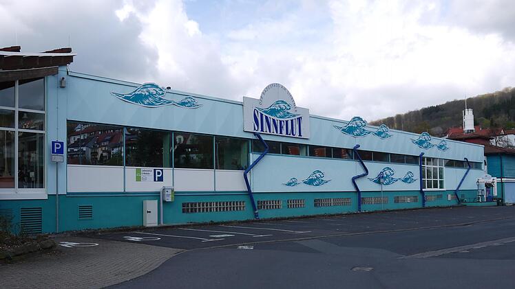 Leere Parkplätze: Coronabedingt musste auch die Therme Sinnflut schließen. Das hat zu hohen Ausfällen bei den Einnahmen der Bad Brückenauer Stadtwerke geführt. Foto: Rebecca Vogt