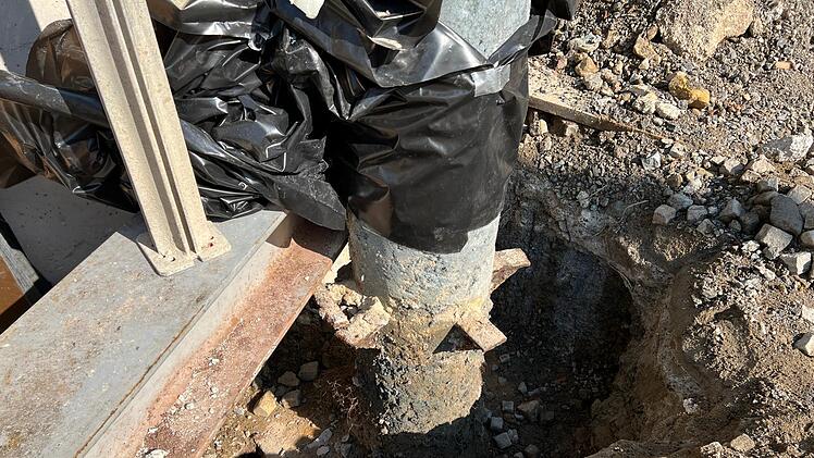 Thema im Kreisausschuss vom 9. Mai 2022: Eine der Rundstützen dort weist starke Korrosionsschäden auf, hieß es. Allerdings sei die Stütze im Erdreich recht gut erhalten.