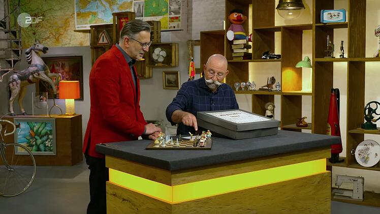 Experte Detlev Kümmel (links) versuchte zu Beginn noch, Horst Lichter die Schachregeln näherzubringen.
