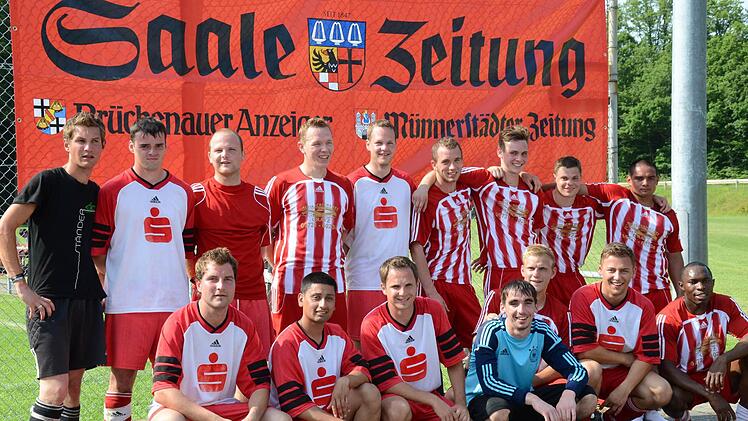 Zum Siegerfoto stellten sich die Lonestars (gestreifte Trikots) sowie der entthronte Titelverteidiger bitfire.de. Fotos: J&uuml;rgen Schmitt