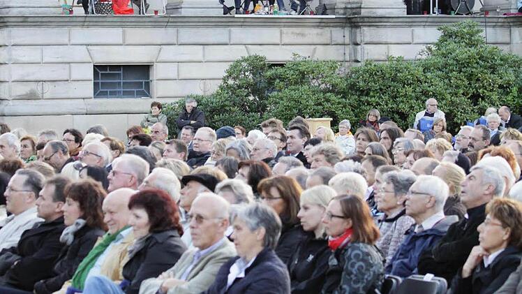Die Besucher erhofften sich italienisches Flair. Stattdessen trotzten sie der Witterung mit Jacken und Decken bewaffnet bei kühlen 14 Grad.