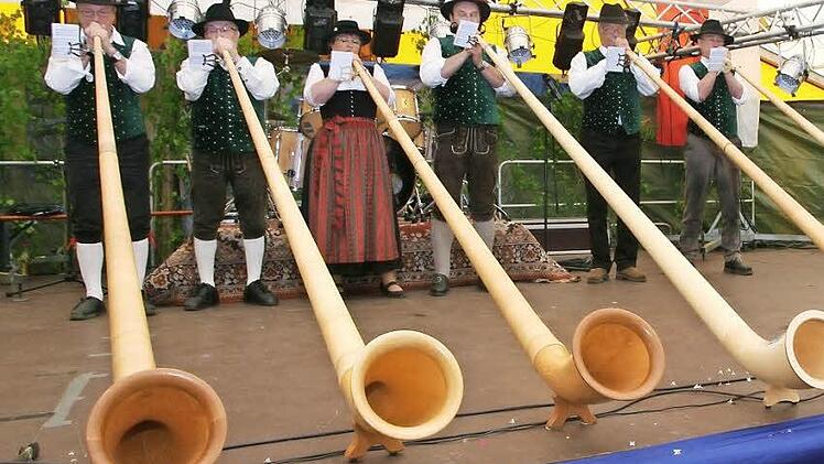 Die Alphornbläser "Schwarze Berge" sorgen auf der Bühne mit viel Körpereinsatz für prächtige Stimmung.  Fotos: Galster