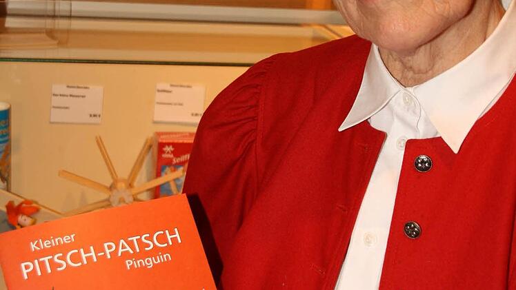 Hilla Schütze mit ihrem Kinderbuch "Kleiner Pitsch-Patsch Pinguin".  Foto: Paul Ziegler