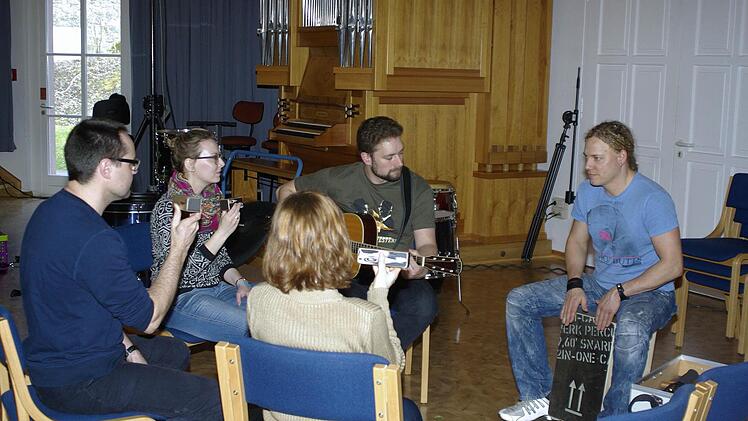In Workshops mit ausgebildeten Dozenten lernen die Band Camp-Teilnehmer das Popmusiker-Handwerk. Foto: Winfried Ehling