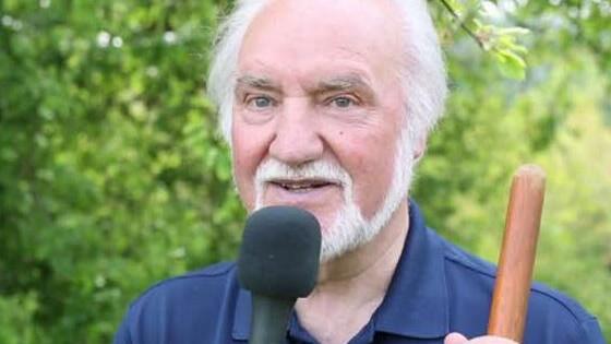 Jupp Schr&ouml;der erkl&auml;rt in einem Video, wie Steinhaufen im Garten zum kleinen Biotop werden.Foto: Hendrik Steffens