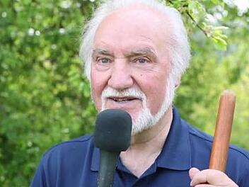 Jupp Schröder erklärt in einem Video, wie Steinhaufen im Garten zum kleinen Biotop werden.Foto: Hendrik Steffens