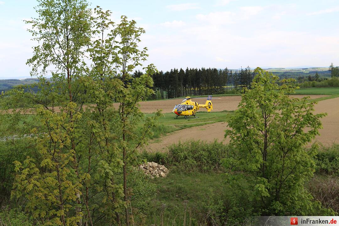 Motorradfahrer kommt von Fahrbahn ab und stuerzt Boeschung hinab