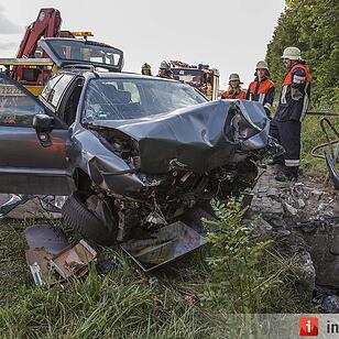 Auto prallt in Ottendorf gegen kleine Brücke