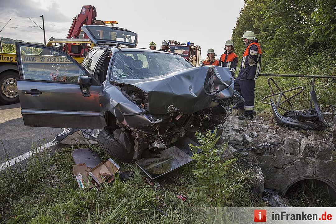 Auto prallt in Ottendorf gegen kleine Brücke
