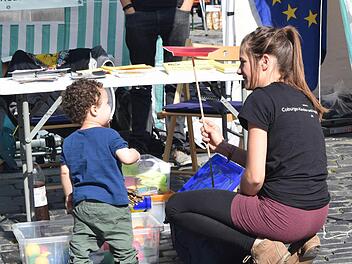 Nicole Wehrmann vom Coburger Kinder- und Jugendtheater zeigt dem einjährigen Hamza kleine Kunststücke. Foto: Daniela Pondelicek