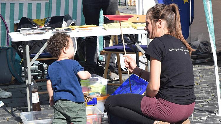 Nicole Wehrmann vom Coburger Kinder- und Jugendtheater zeigt dem einjährigen Hamza kleine Kunststücke. Foto: Daniela Pondelicek