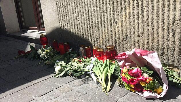 Mit Blumen wurde in den Tagen nach dem Tod des 35-J&auml;hrigen vor der Bar Anteilnahme zum Ausdruck gebracht. Fotos: CT-Archiv