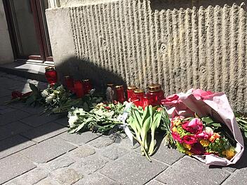 Mit Blumen wurde in den Tagen nach dem Tod des 35-Jährigen vor der Bar Anteilnahme zum Ausdruck gebracht. Fotos: CT-Archiv