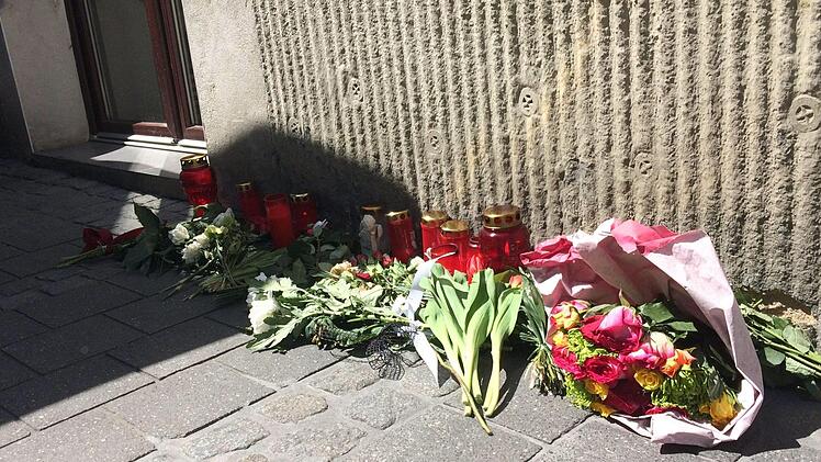 Mit Blumen wurde in den Tagen nach dem Tod des 35-Jährigen vor der Bar Anteilnahme zum Ausdruck gebracht. Fotos: CT-Archiv