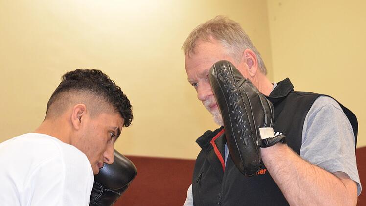 Mohammad Shadab mit Coach Edgar Feuchter beim Pratzentraining.
