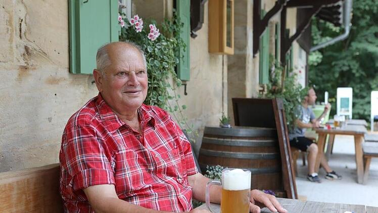Otto Wölfel aus Simmelbuch ist Stammgast des Ausflugslokals Waldhütte. Foto: Barbara Herbst